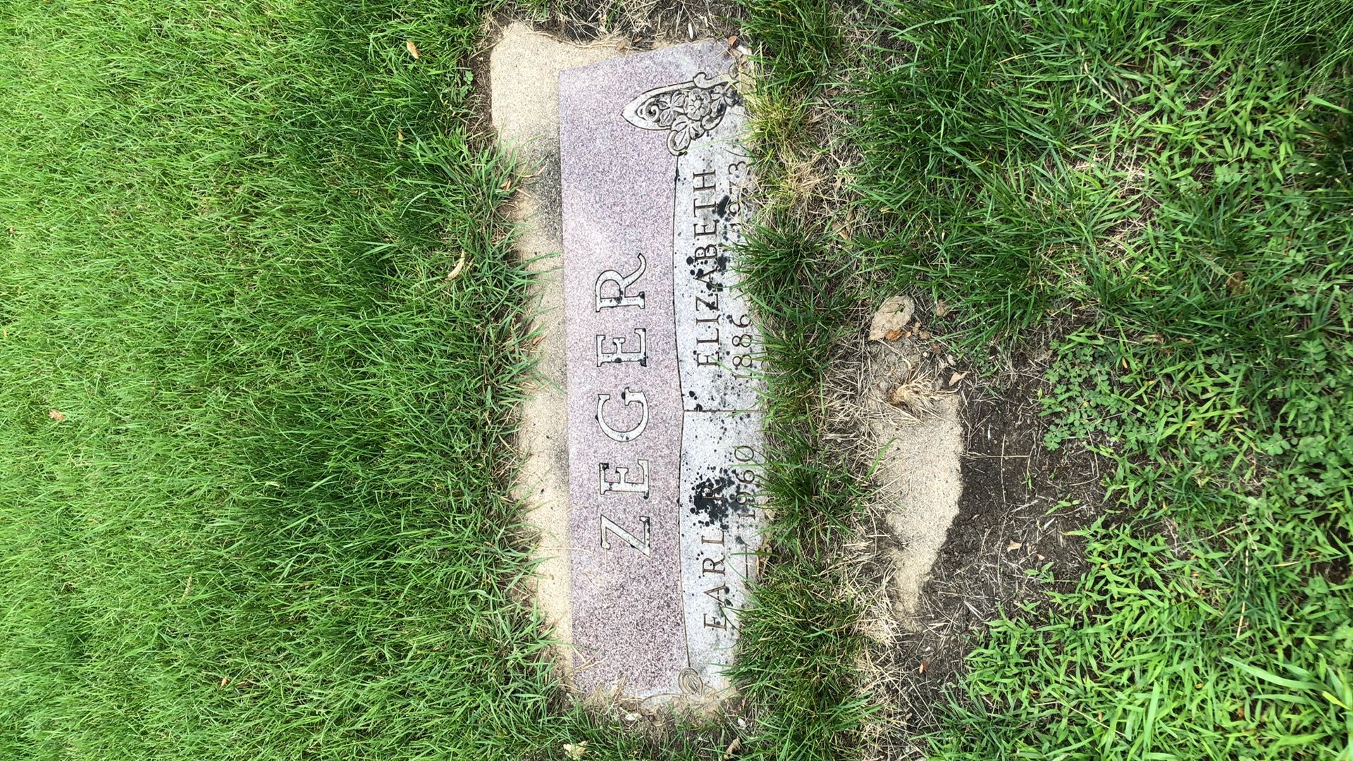 Elizabeth Zeger's grave. Photo 1